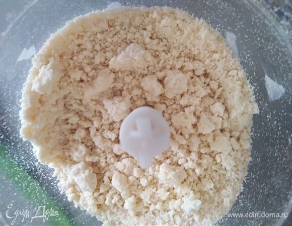 Готовим крамбл. Холодное сливочное масло нарезать кубиками и смешать в процессоре с мукой до крошки.
