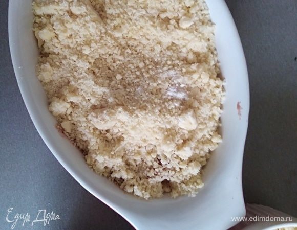 Насыпать крошку на начинку и запекать 20 минут до золотистого цвета.