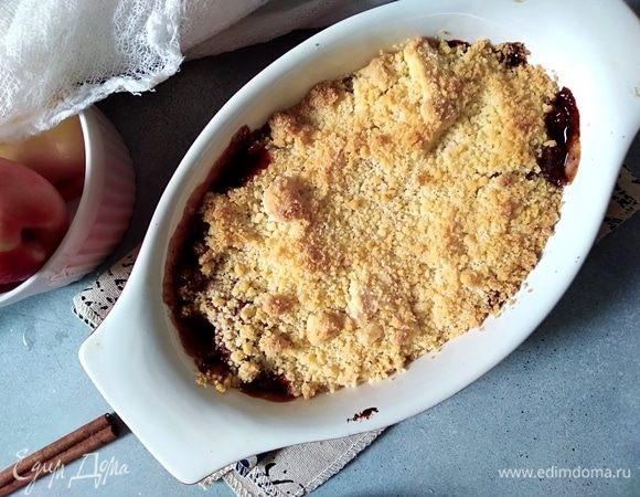 Этот десерт принято подавать теплым.