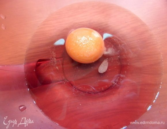 Начинаем с теста для рулетиков. Смешать воду с яйцом и солью.