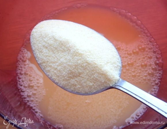 Всыпать семолину.