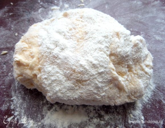 Накрыть и оставит минут на 15, потом перенести на доску с мукой.