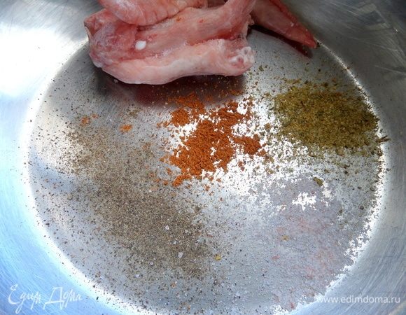 А пока переходим к основе бульона: крылышки из заморозки и приправы.