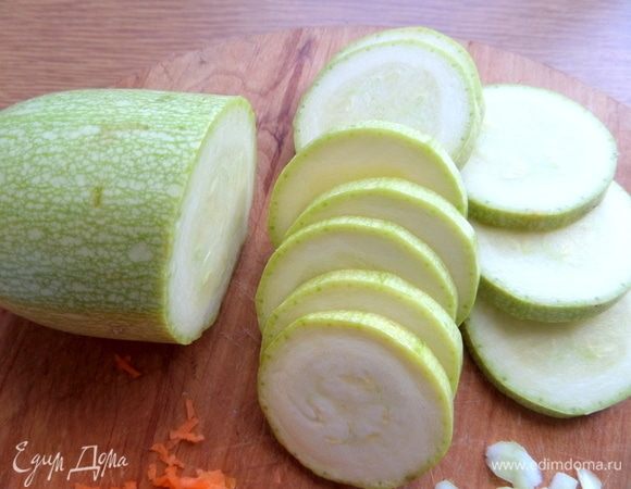 Молодой кабачок нарезать кольцами.