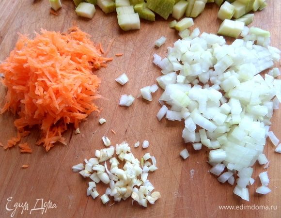 Морковь, лук, чеснок измельчить.