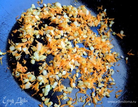 Слегка обжарить.