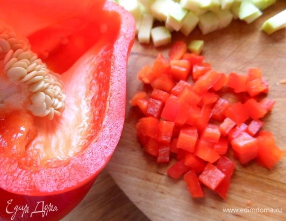 Паприку нарезать.