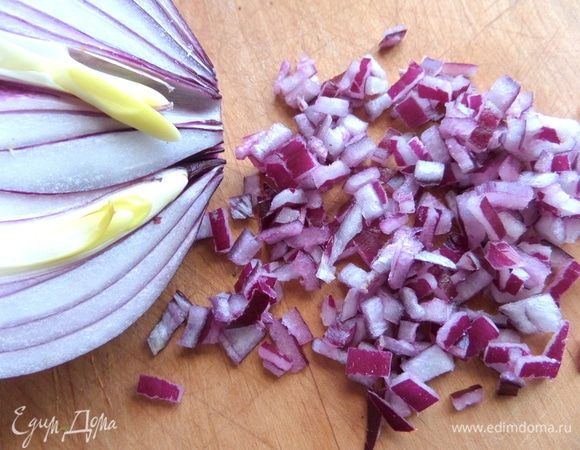Для фарша измельчить красный лук.
