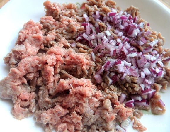 Смешать с фаршем, солью, перцем.