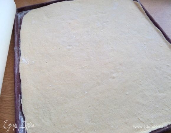 Тесто раскатать тонко. У меня заняло весь силиконовый коврик.