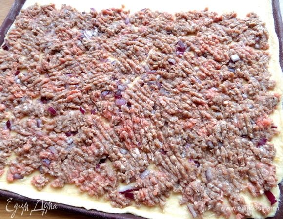 Растянуть по тесту фарш.