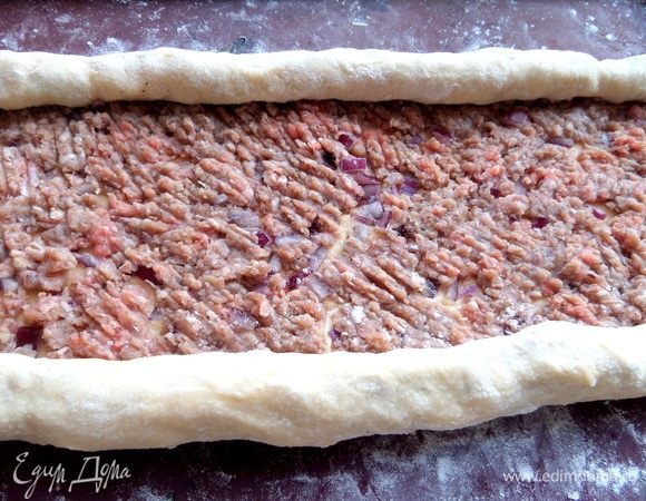 Скатать рулетики с двух сторон, чтобы не были крупными.