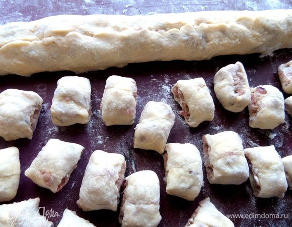 Нарезать мелкие кусочки шириной 1,5 см.