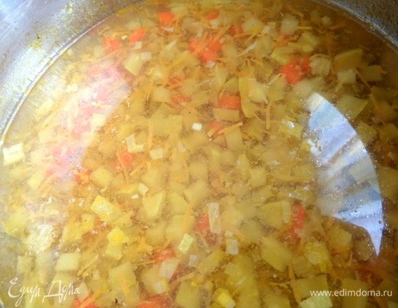 Также рулетики можно варить одновременно с бульоном, овощи варятся быстро.