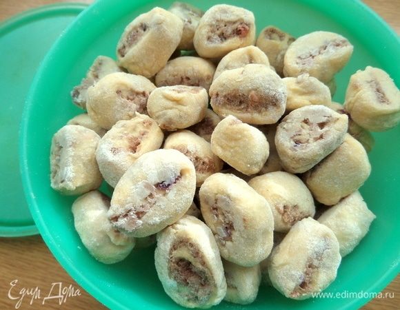 Остальные замораживаем одним слоем и потом ссыпаем в коробку с крышкой.