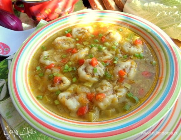 Подаем на обед наш супчик. Посыпать луком в тарелку.