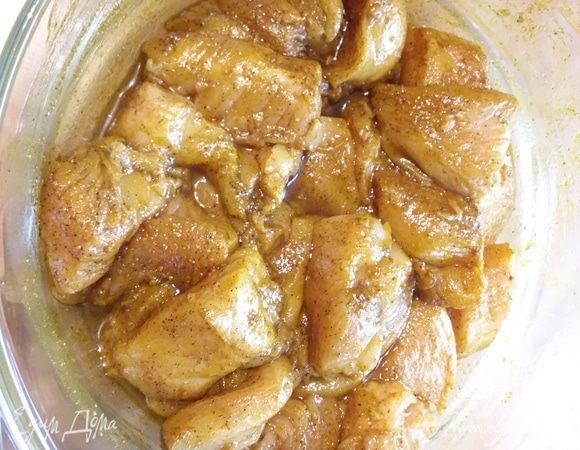 В миске соединить специи с подсолнечным маслом и замариновать куриное филе, нарезанное на порционные кусочки. Отставить в сторону на 30 минут.