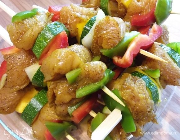 Нанизать мясо и овощи поочередно на шпажки. У меня получилось 13 шашлычков.