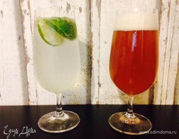 Готовый лимонад и любое пиво на ваш вкус, в данном случае безалкогольное, смешать в пропорции 50*50 или 60*40 и добавить лед.