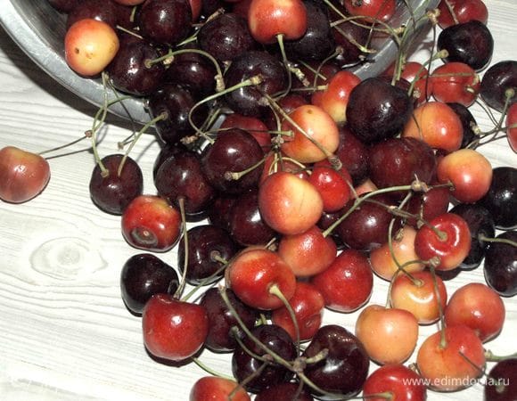 1 кг черешни перебрать, промыть, удалить плодоножки и косточки. Духовку разогреть до 180ºС.