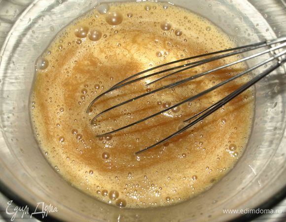 Яйца взбить с сахаром и солью в однородную массу. Добавить вино и перемешать.