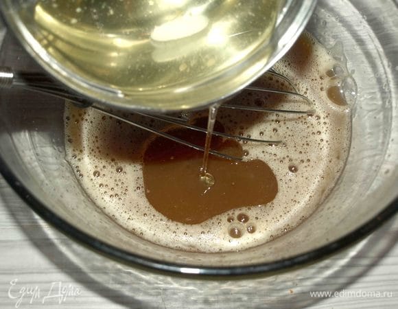 Добавить масло к яичной смеси. Хорошо перемешать.