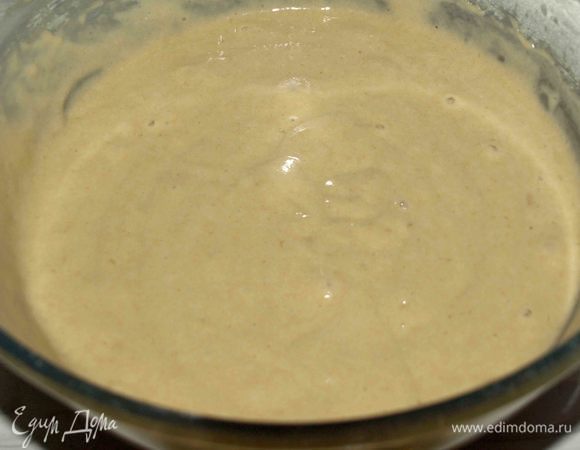 Соединяем жидкие и сухие ингредиенты. Хорошо перемешиваем.