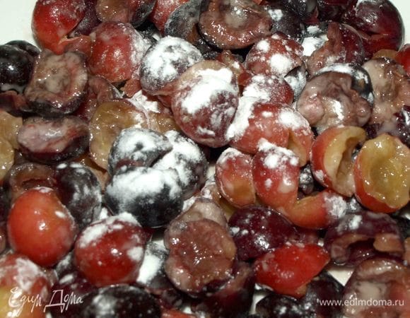 Отделяем от подготовленной черешни 400 г ягод и соединяем с крахмалом.