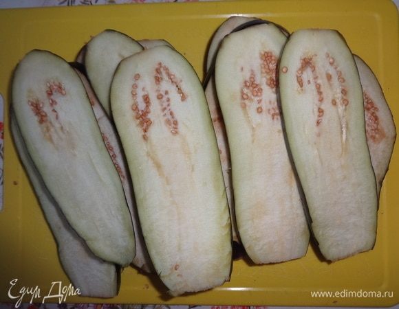Баклажаны вымыть, нарезать вдоль тонкими пластинами.