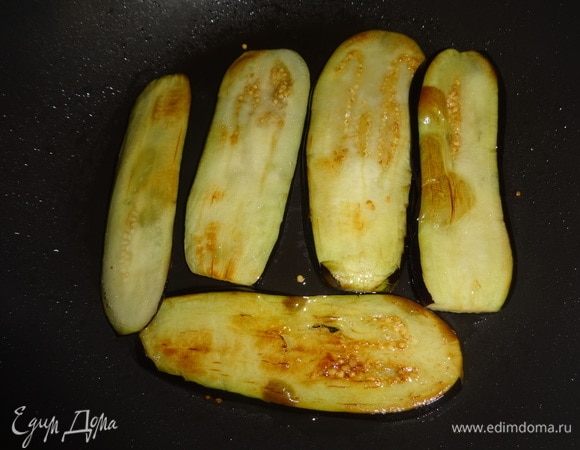 Перевернуть баклажаны на другую сторону и тоже обжарить до румяной корочки.