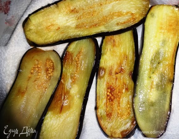 Обжаренные рулетики выложить на бумажное полотенце, чтобы впиталось лишнее масло.