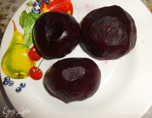 Свеклу я отварила заранее и остудила. Почистить свеклу от кожуры. Также заранее сварила яйцо.