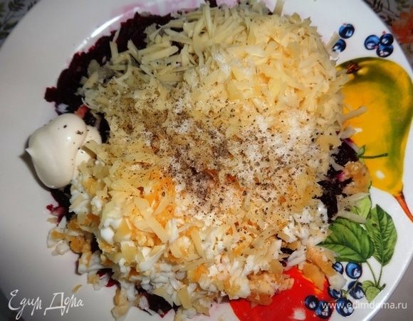 Яйцо очистить и натереть на крупной терке, чеснок, очистив, и сыр натереть на мелкой терке. К натертой свекле добавить натертые сыр, яйцо, чеснок, соль, перец, майонез и перемешать.