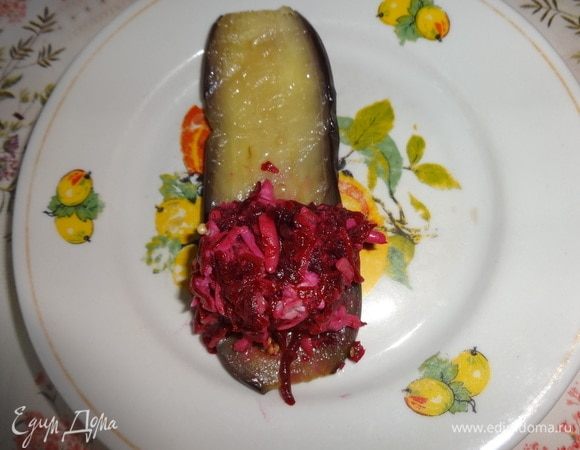 На край пластины баклажана выкладывать небольшую порцию свекольной начинки и сворачивать в рулетик.