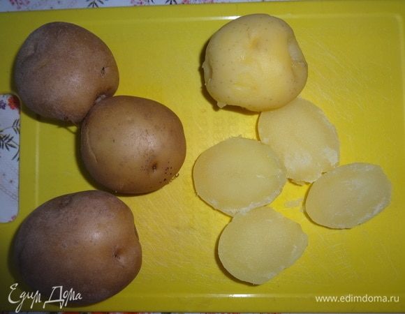 Картофель в мундирах очистить от кожуры и нарезать кружками.