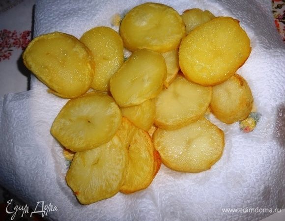 Обжаренный картофель выкладывать на бумажное полотенце.