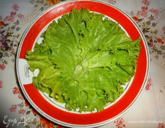 Салатные листья вымыть, обсушить. Дно глубокой тарелки выстелить салатными листьями. На листья салата выложить рулетики из баклажанов. По кругу разложить кружки обжаренного картофеля. Остатки начинки и остатки картофеля положить в блюдце.