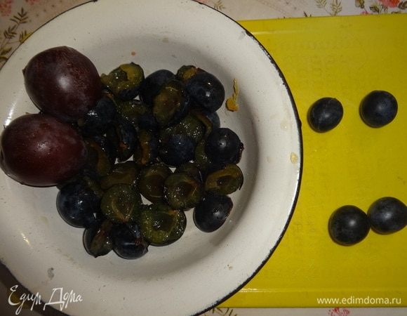 Терн помыть, обсушить, разделить на половинки, удалить косточки. Мне еще захотелось добавить большую сливу. Ее также помыть, обсушить, вынуть косточку. Несколько ягод терна отложить для украшения.