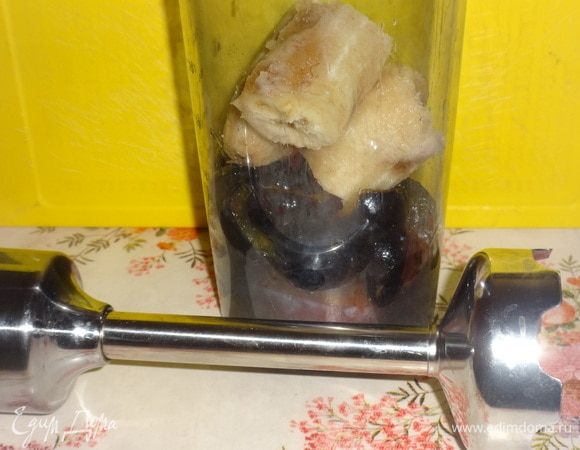 Загрузить в блендер банан, сливу и терн, взбить до пюреобразного состояния.