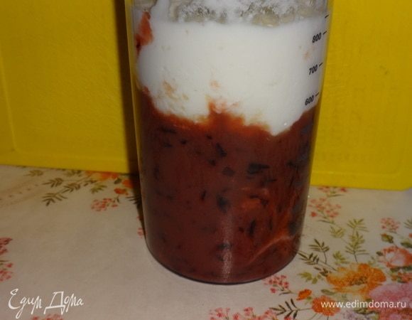 Добавить к фруктовому пюре мацони, сахар и еще раз взбить.