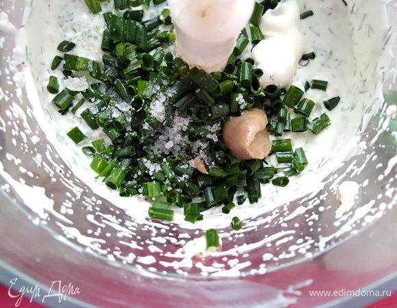 Добавить горчицу, уксус, соль и зеленый лук. И еще раз взбить.