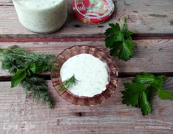 Перелить в чистую банку, убрать в холодильник или использовать сразу для заправки салатов. Хранится такой соус около недели в холодильнике.