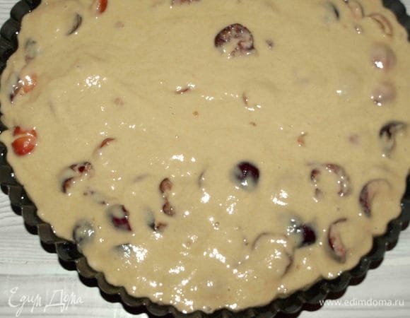 Форму (лучше взять с вогнутым дном) смазываем растительным маслом, перекладываем тесто и отправляем в разогретую до 180ºС духовку. У меня форма для пирогов диаметром 28 см от Юлии Высоцкой.