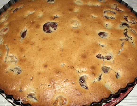 Выпекаем 40 минут (зависит от вашей духовки) или до сухой спицы. Достаем готовый пирог, даем немного остыть в форме. Переворачиваем на блюдо дном наверх.