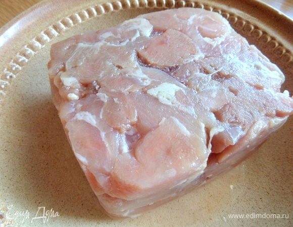 В оригинале были куриные грудки. Толстые части отбить. Я брала из заморозки мясо с бедрышек и для удобства нарезала.