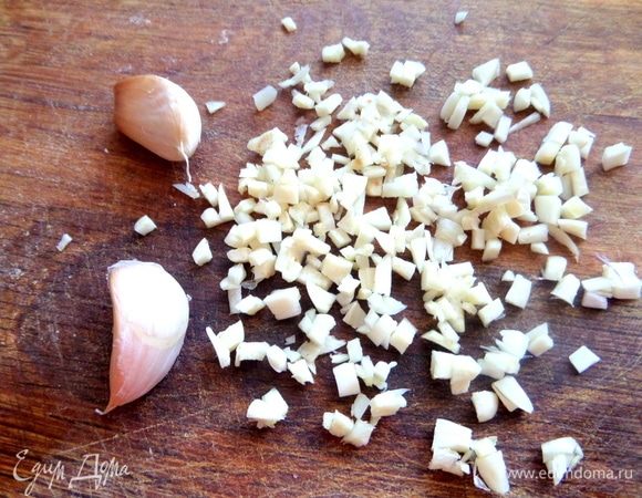 Чеснок порубить или выдавить.