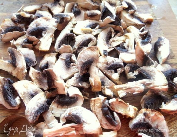 Грибы нарезать полосками.