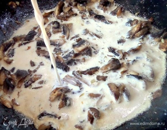 Немного обжарить и влить сливки и воду (бульон).