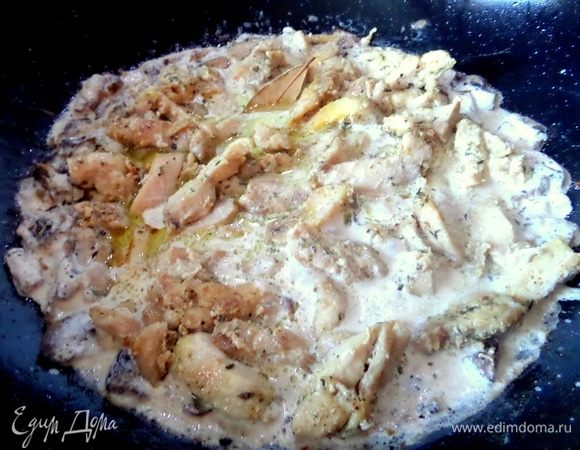 Перенести курицу, добавить лимонный сок. Попробовать на соль. Тушить под крышкой до готовности минут 10.