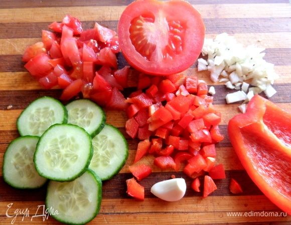 Пока делаем простой салат.